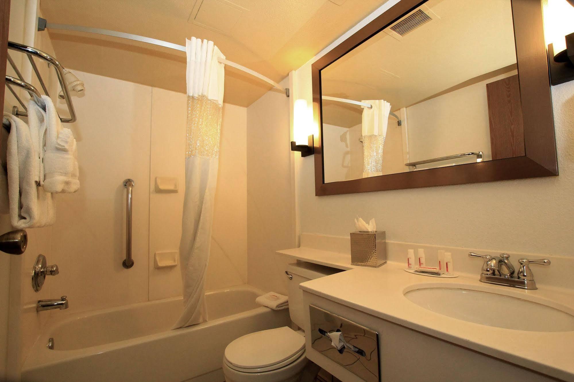 Delta Hotels By Marriott Denver Thornton Нортглен Екстериор снимка