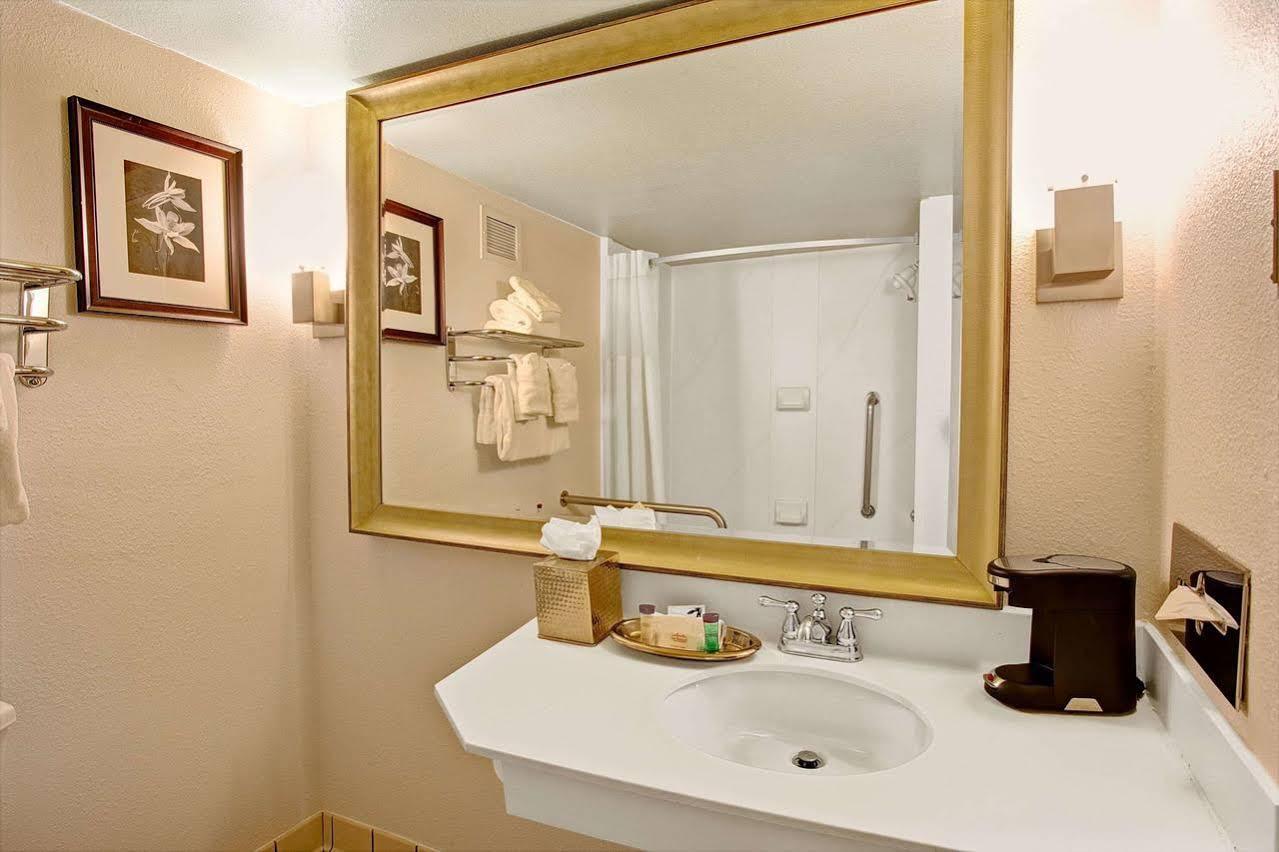 Delta Hotels By Marriott Denver Thornton Нортглен Екстериор снимка