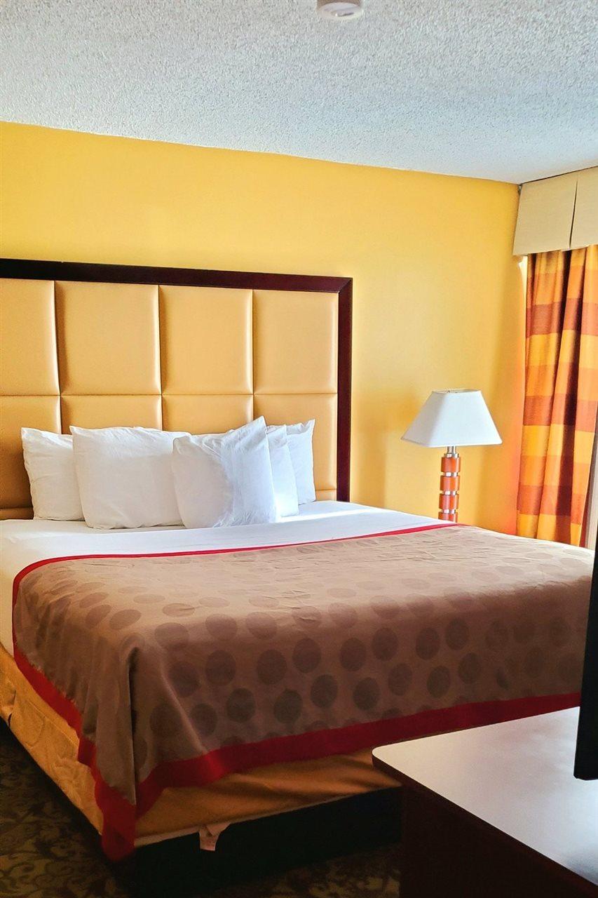 Delta Hotels By Marriott Denver Thornton Нортглен Екстериор снимка