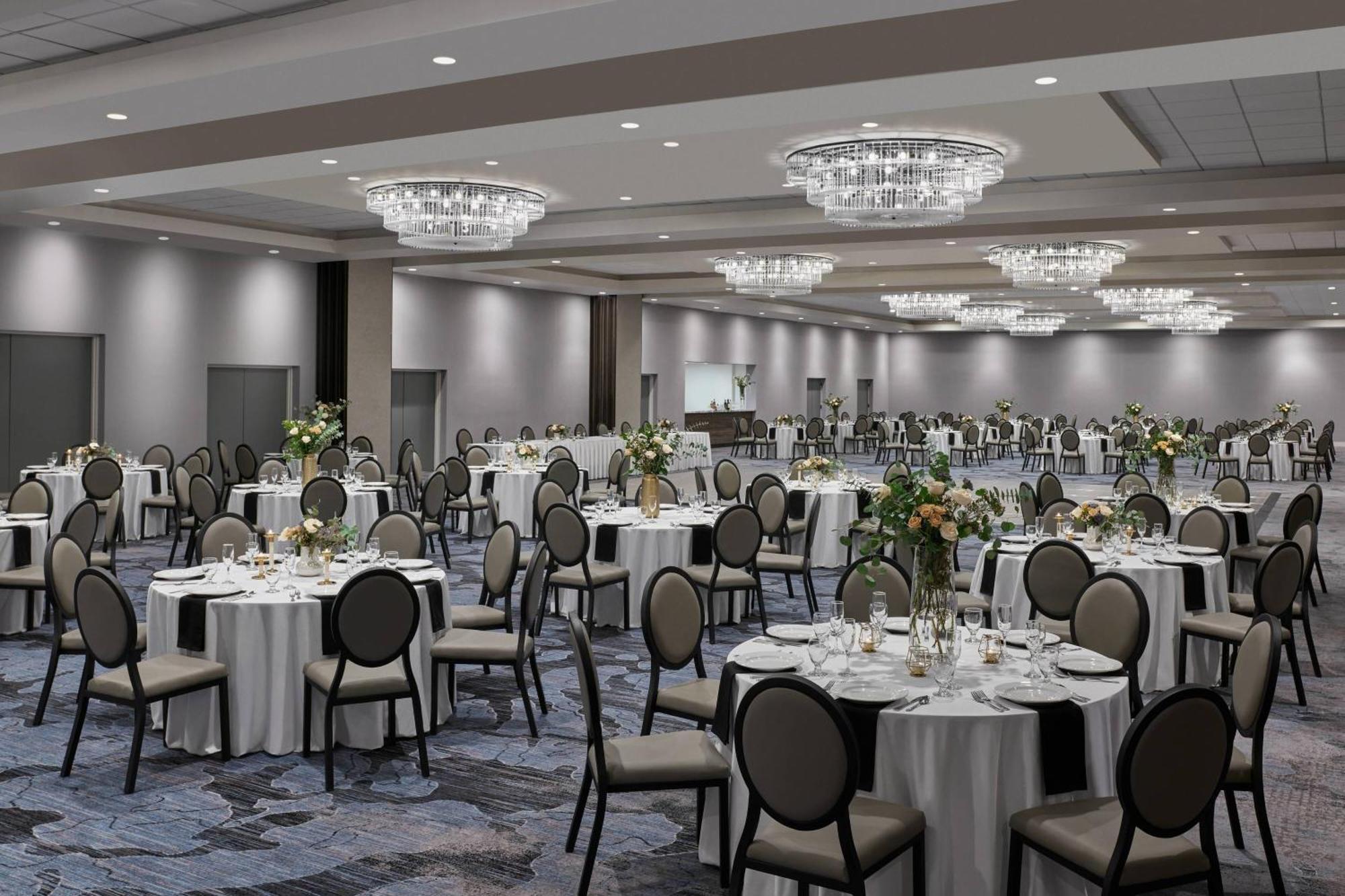 Delta Hotels By Marriott Denver Thornton Нортглен Екстериор снимка