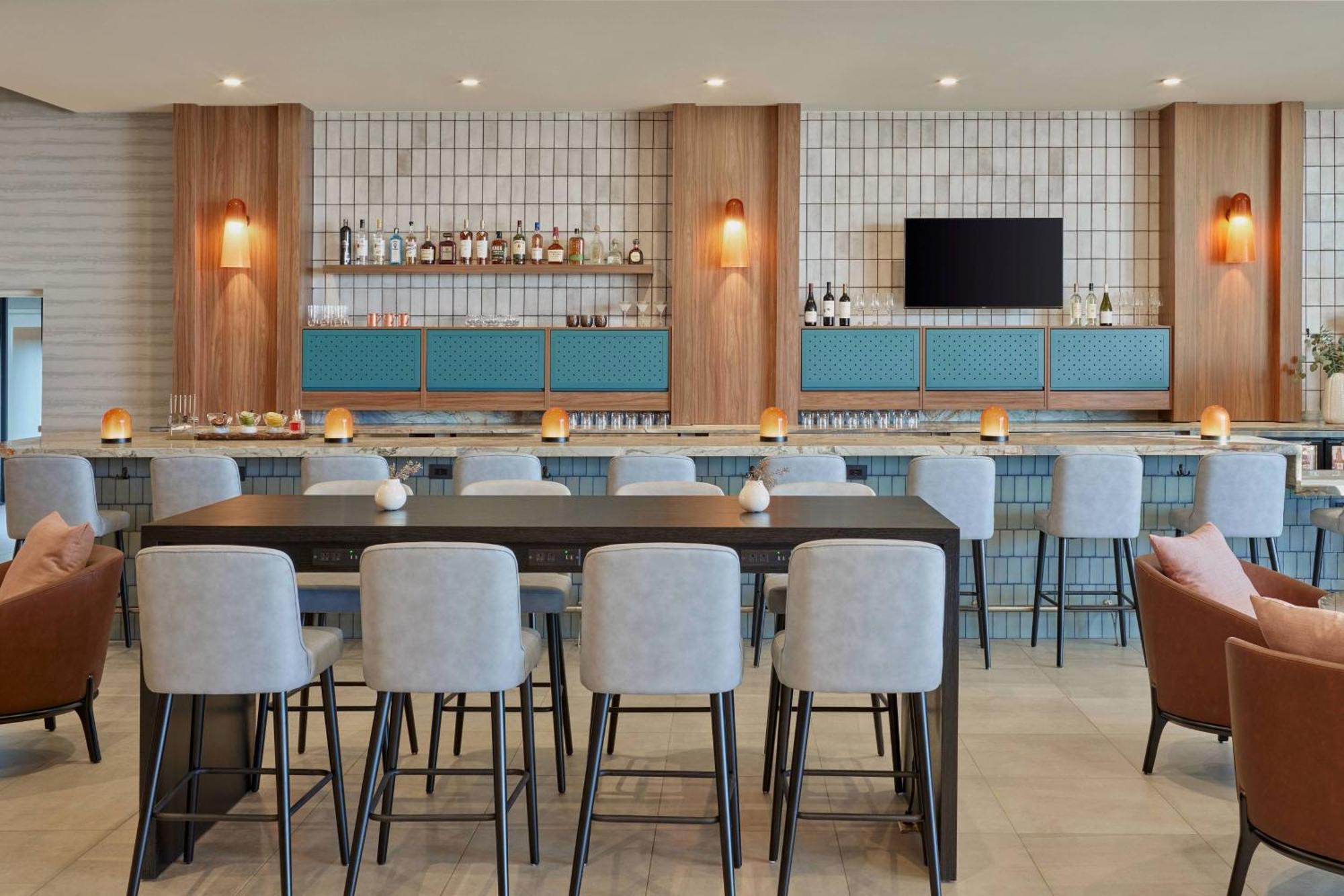 Delta Hotels By Marriott Denver Thornton Нортглен Екстериор снимка