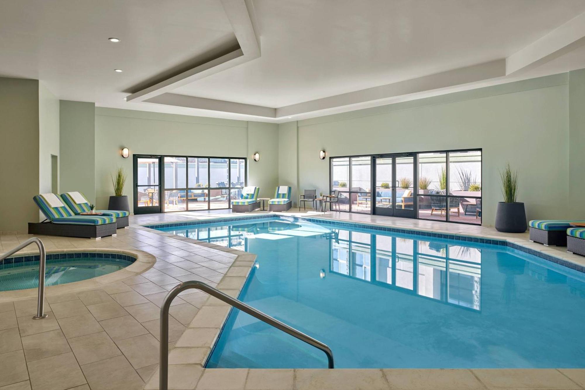 Delta Hotels By Marriott Denver Thornton Нортглен Екстериор снимка