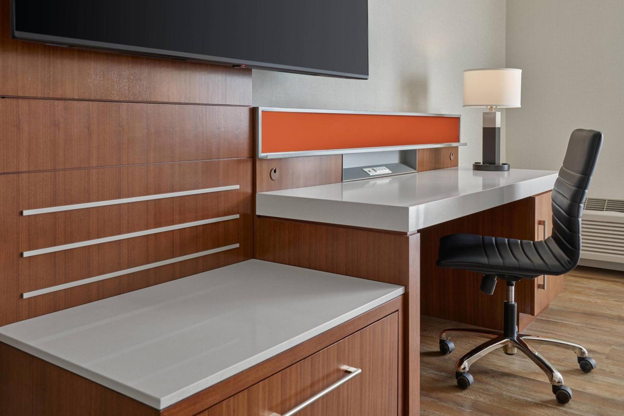 Delta Hotels By Marriott Denver Thornton Нортглен Екстериор снимка