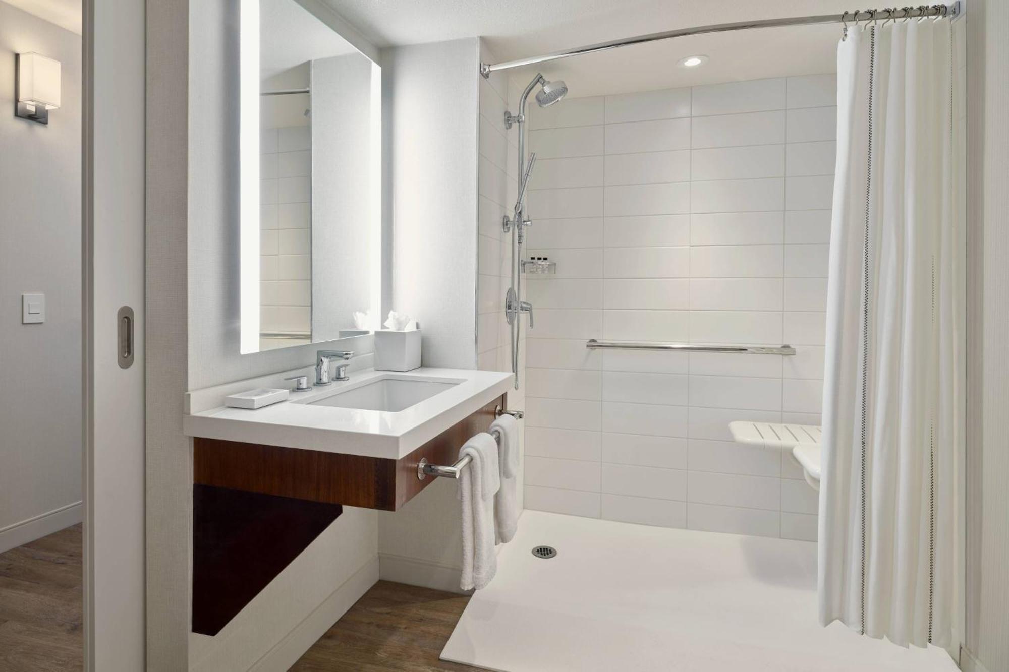 Delta Hotels By Marriott Denver Thornton Нортглен Екстериор снимка